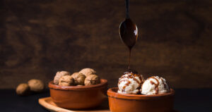 Bolas de helado con chocolate